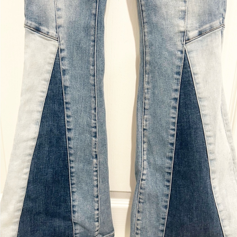 Vervet Trendy Two-Tone Flare Jeans for Women. Size 27 - Picture 5 of 11